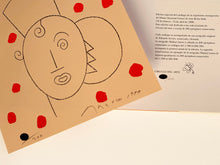 Load image into Gallery viewer, Eduardo Arroyo - Libro + Serigrafía 'Catálogo muestra antológica MNCARS' + Serigrafía (Rojo)