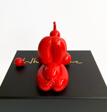 Charger l&#39;image dans la galerie, Whatshisname (Sebastian Burdon) - Escultura &quot;Happy POPek Balloon Dog Mini Red&quot; (12 cm)