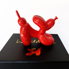 Load image into Gallery viewer, Whatshisname (Sebastian Burdon) - Escultura &quot;Downward Balloon Dog Mini Red&quot; (10 cm)