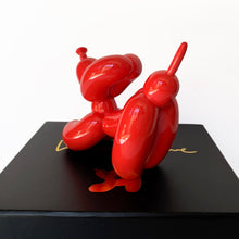 Laden Sie das Bild in den Galerie-Viewer, Whatshisname (Sebastian Burdon) - Escultura &quot;Downward Balloon Dog Mini Red&quot; (10 cm)