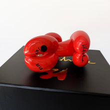 Load image into Gallery viewer, Whatshisname (Sebastian Burdon) - Escultura &quot;Downward Balloon Dog Mini Red&quot; (10 cm)